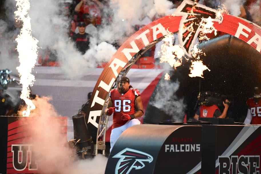 Spettacolare ingresso in campo dei Falcons di Atlanta prima del match contro i Bucs di Tampa (Reuters) 